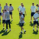 Luis Enrique, rodeado de sus jugadores en el entrenamiento