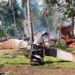 Una imagen facilitada por las Fuerzas Armadas filipinas muestran los restos del Hércules C-130 que se estrelló este domingo causando la muerte de 52 personas