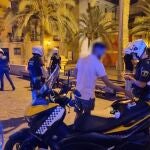 Se cierran las playas y calas de El Campello ante el incremento de botellones.
