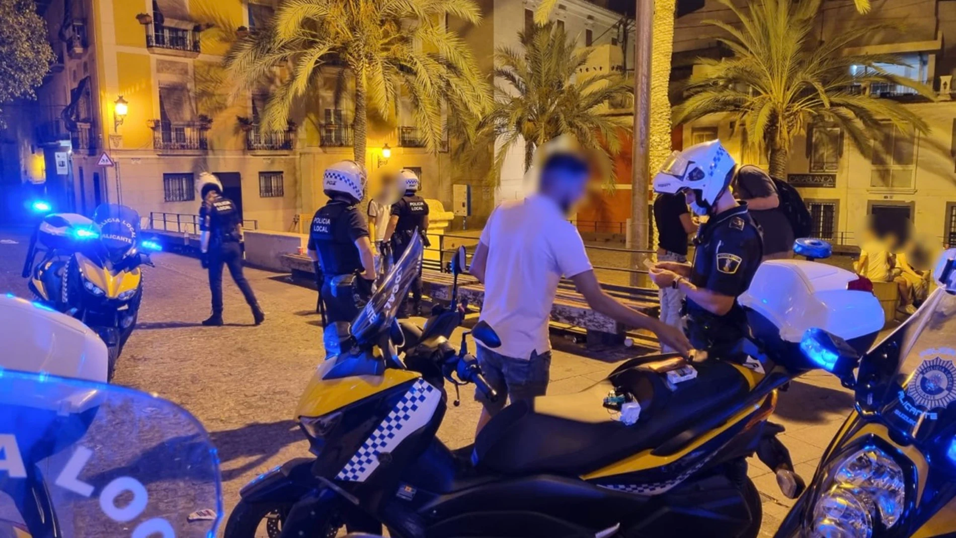 Se cierran las playas y calas de El Campello ante el incremento de botellones.