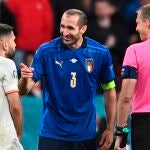 Giorgio Chiellini y Jordi Alba en el sorteo de penaltis del Italia-España de la Eurocopa