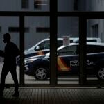 Un agente de policía camina este martes por el cuartel de Lonzas de La Coruña, donde se encuentran los detenidos por la muerte de Samuel