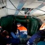 Foto facilitada por el Ministrio de Defensa Civil muestra a una parte del equipo de rescate que trabaja en la búsqueda del avión AN-26