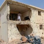 Miembros de la seguridad afgana inspeccionan el lugar de la explosión de una bomba en Kandahar, Afganistán, hoy