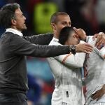 Thiago trata de consolar a Pedri y Luis Enrique, a los dos después de la derrota contra Italia