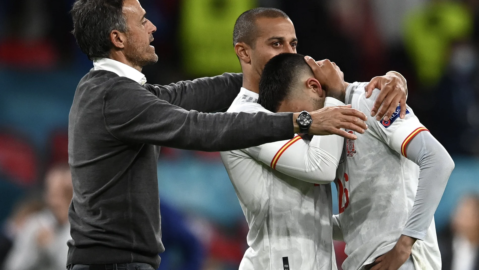 Thiago trata de consolar a Pedri y Luis Enrique, a los dos después de la derrota contra Italia