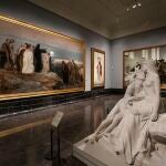 Obra escultórica "Eclosión" de Miguel Blay, junto a la pintura "Flevit Super Illam", de Enrique Simonet, en las salas dedicadas a la pintura más social