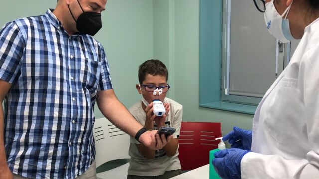 Un paciente pediátrico con fibrosis quística realiza una espirometría en consulta