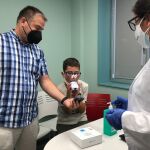 Un paciente pedi&aacute;trico con fibrosis qu&iacute;stica realiza una espirometr&iacute;a en consulta