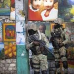 Dos soldados patrullan en Petion Ville, el barrio donde vivía el fallecido presidente haitiano Jovenel Moise en Puerto Príncipe