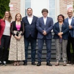 El rapero Josep Valtònyc; la diputada de ERC Meritxell Serret; la expresidenta del Parlament Carme Forcadell; el exvicepresidente y líder de ERC, Oriol Junqueras; el expresidente de la Generalitat y líder de Junts, Carles Puigdemont; la exconseller Dolors Bassa; el exconseller de Exteriores de la Generalitat, Raul Romeva; y el eurodiputado de Junts Toni Comín, en el momento de su reencuentro en la vivienda de Puigdemont en Waterloo