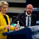 La presidenta de la CE, Ursula von der Leyen, y el presidente del Consejo Europeo, Charles Michel
