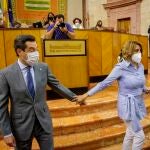 El presidente de la Junta, Juanma Moreno, y Susana Díaz, la última en incorporarse a la nómina de expresidentes andaluces