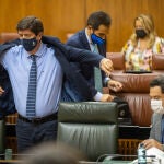 El presidente de la Junta de Andalucía, Juanma Moreno (d), junto al vicepresidente, Juan Marín (i), en el Parlamento. Eduardo Briones / Europa Press