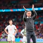 Luis Enrique aplaude a los aficionados españoles en Wembley después de perder en los penaltis contra Italia la semifinal de la Eurocopa