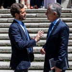 El presidente del Partido Popular, Pablo Casado, y el ex presidente de Argentina, Mauricio Macri, conversan tras finalizar la clausura de las jornadas "España, Europa y liberta" en El Escorial (Madrid)