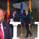 Captura de video del presidente del Gobierno, Pedro Sánchez (2d), y del presidente de Lituania, Gitanas Nauseda (d), mientras abandonan el lugar tras interrumpirse la comparecencia de ambos