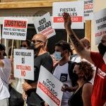 Varios trabajadores de pymes del ocio y de la hostelería con carteles, escenifican un ‘botellón’ para reclamar medidas efectivas que frenen los contagios y amparo económico