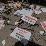 Carteles de varios trabajadores de pymes del ocio y de la hostelería, después de escenificar un ‘botellón’ para reclamar medidas efectivas que frenen los contagios