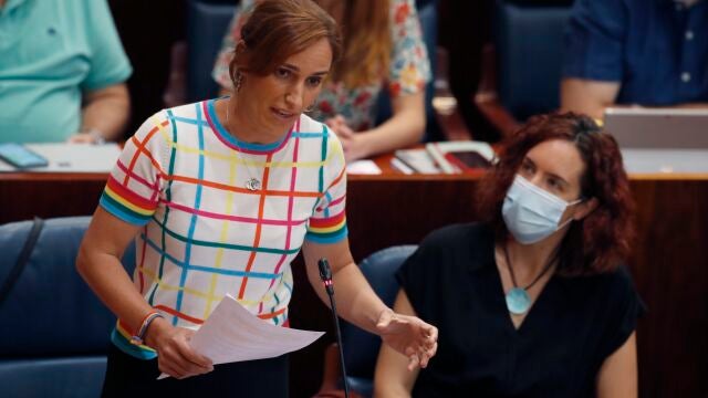 La diputada de Más Madrid Mónica García (i) interviene en el pleno en la Asamblea de Madrid, este jueves