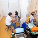 Profesionales sanitarios realizan su trabajo en el centro de vacunación masiva instalado en la Fira de Cornellà (Barcelona)
