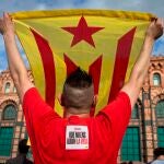 Un joven porta una bandera durante una manifestación ante el Arco del Triunfo en Barcelona el pasado 8 de julio