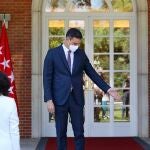 Sánchez, ayer recibe a Ayuso en la escalinata de La Moncloa antes de su reunión