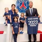 Sergio Ramos, junto a su familia, en la presentación de su nuevo equipo, el PSG