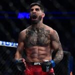Ilia Topuria celebra su victoria contra Ryan Hall