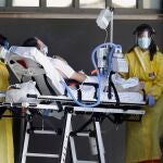 Un enfermo de covid-19 es llevado al edificio Delta del Hospital Universitario de Bellvitge de Barcelona