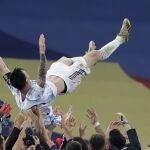 Messi ha sido manteado por sus compañeros tras ganar la Copa América ante Brasil en Maracaná