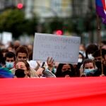 En la imagen, un momento de la manifestación celebrada ayer en La Coruña en protesta por el asesinato de Samuel Luiz, donde miles de personas acudieron a la llamada de diversas asociaciones LGTBIQ+ con el lema "Ante el odio y la violencia, no muestres indiferencia"