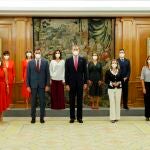 MADRID, 12/07/2021.- El rey Felipe VI y el presidente del Ejecutivo, Pedro Sánchez (6i), posan para la foto de familia tras el acto de toma de posesión de los nuevos miembros del equipo de Gobierno en un acto celebrado este lunes en el Palacio de La Zarzuela, en Madrid. EFE/Ballesteros POOL