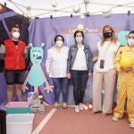 La directora de Cruz Roja Juventud en Castilla y León, Elena Abajo Villahoz, y la responsable de Marketing y Comunicación de la Escuela Superior de Diseño (ESI), Vanessa García Rivas, presentan una Sala de Escape portátil de la campaña "El juguete educativo", diseñada por el alumnado del centro
