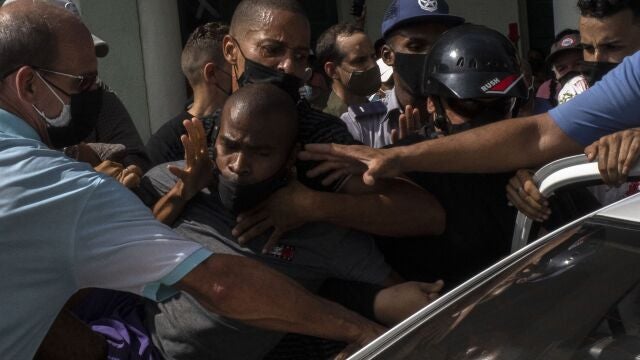 La Policía cubana detiene a un manifestante el domingo en la multitudinaria protesta de La Habana