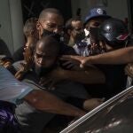La Policía cubana detiene a un manifestante el domingo en la multitudinaria protesta de La Habana
