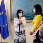 La ministra de Defensa, Margarita Robles, condecora a la secretaria de Estado de presupuestos y gastos del Ministerio de Hacienda, María José Gualda Romero