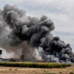 Varias dotaciones de bomberos, policía local de Molina de Segura y un helicóptero del 112 apagan un incendio que se ha producido este lunes en el Desguace París de Molina de Segura