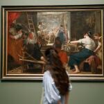 Una visitante observa las «nuevas» hilanderas de Velázquez