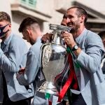 Giorgio Chiellini lleva el trofeo de la Eurocopa a la llegada del equipo italiano al Quirinale