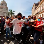 Policías arrestan a manifestantes frente al capitolio de Cuba en la manifestación del 11 de julio en La Habana (Cuba)