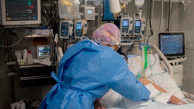 Un miembro del personal sanitario del Area de Vigiláncia Intensiva y de la Sala de hospitalización del Servicio de Enfermedades Infecciosas del Hospital Clínic de Barcelona