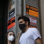 Anuncios de viviendas en venta en un portal de Madrid