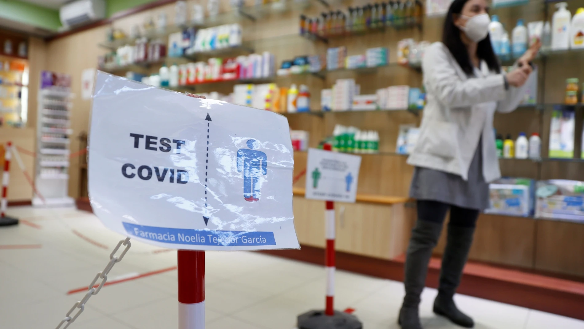 Un cartel informa de la localización dentro de una farmacia en Madrid donde se realizarán las pruebas de antígenos