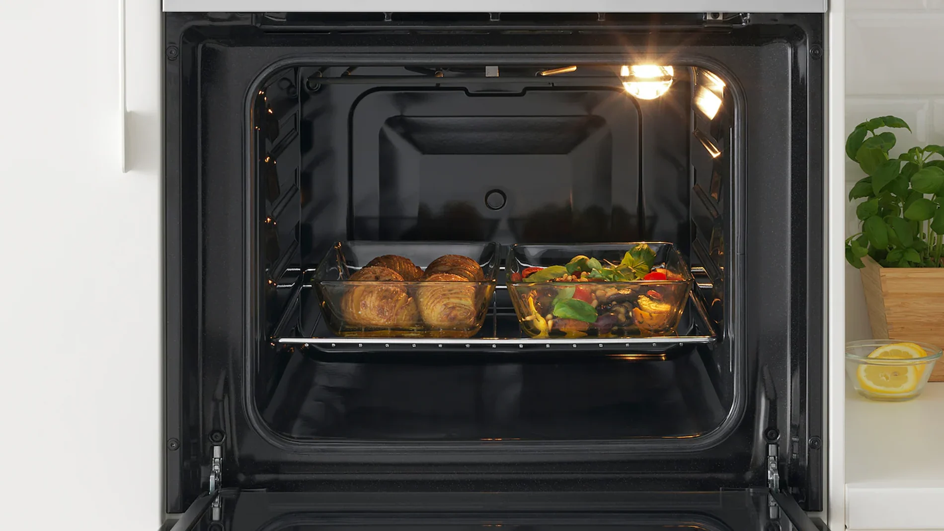 El horno suele acumular residuos de alimentos quemados, difíciles de eliminar