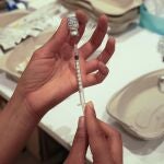 Sanitario prepara un vial de Pfizer
