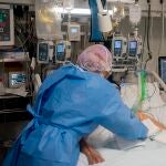 Un miembro del personal sanitario del Area de Vigiláncia Intensiva y de la Sala de hospitalización del Servicio de Enfermedades Infecciosas del Hospital Clínic de Barcelona.