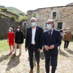 El consejero de Cultura y Turismo, Javier Ortega (D), junto al alcalde de Ponferrada, Olegario Ramón (I), durante la presentación de los trabajos realizados en el proyecto de investigación y conservación preventiva de la Tebaida Berciana, en el marco del curso "Puesta en valor del patrimonio cultural, innovación tecnológica y desarrollo"
