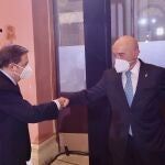 El consejero de Agricultura, Ganadería y Desarrollo Rural, Jesús Julio Carnero, saluda al ministro Planas a su llegada al Consejo Consultivo