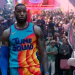 LeBron James junto a Bugs Bunny en "Space Jam: Nuevas Leyendas"